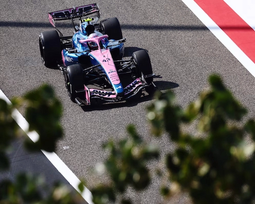 Monoplaza de Fórmula 1 en pista durante los test de pretemporada en el circuito de Bahréin