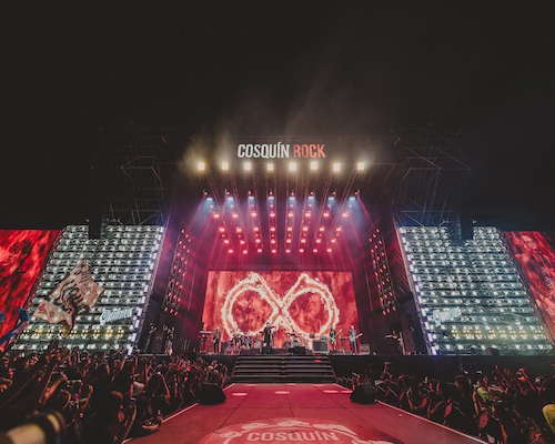 Escenario principal de Cosquín Rock 2026 con luces encendidas y público frente a la tarima en Santa María de Punilla.