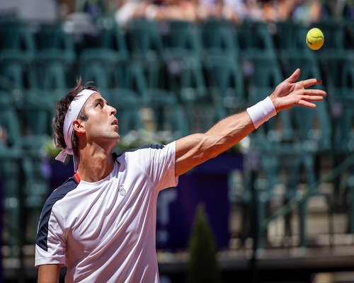Tomás Martín Etcheverry ejecuta un saque durante su partido de cuartos de final en el Argentina Open.