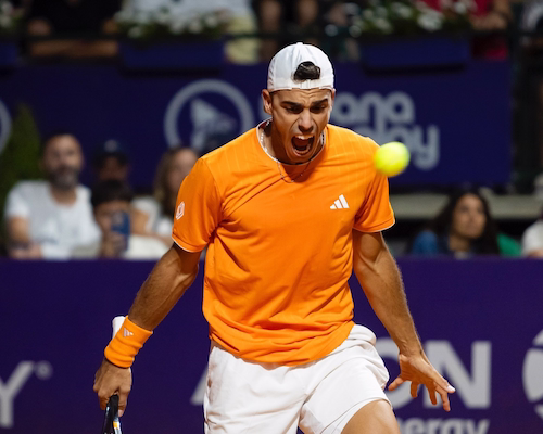 Francisco Cerúndolo grita y celebra tras ganar su partido de cuartos de final en el Argentina Open