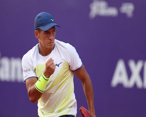 Sebastián Báez celebra un punto con el puño cerrado durante su partido de cuartos de final en el Argentina Open.