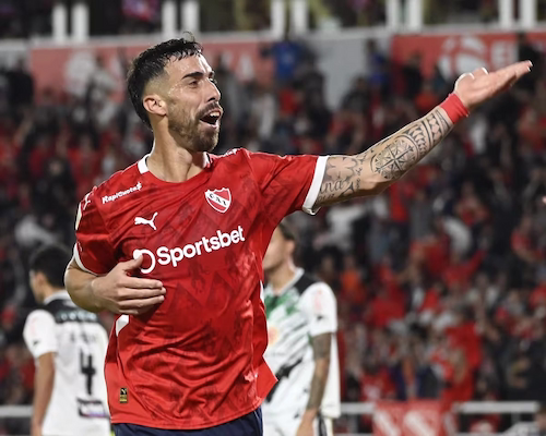 Gabriel Ávalos celebra su gol con la camiseta de Independiente y extiende el brazo ante la hinchada en el Libertadores de América.