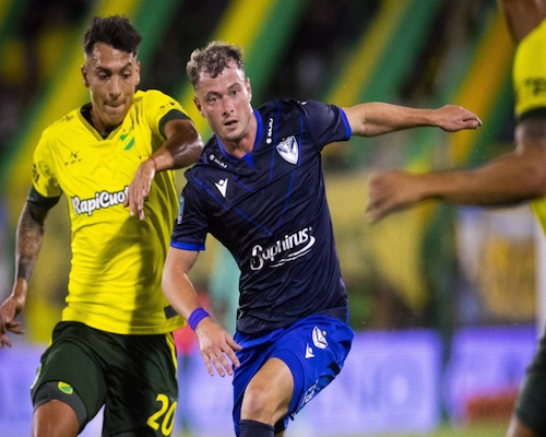 Jugador de Vélez Sarsfield disputa la pelota con futbolista de Defensa y Justicia en el estadio Norberto Tomaghello.
