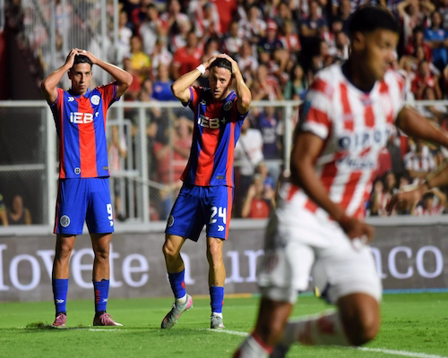 Jugadores de San Lorenzo se toman la cabeza tras una jugada ante Unión en el estadio 15 de Abril