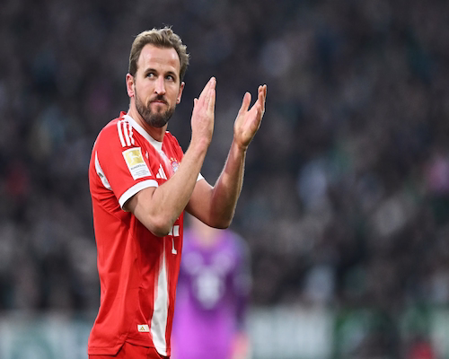 Harry Kane aplaude a la hinchada del Bayern Múnich tras el partido ante Werder Bremen por la Bundesliga.