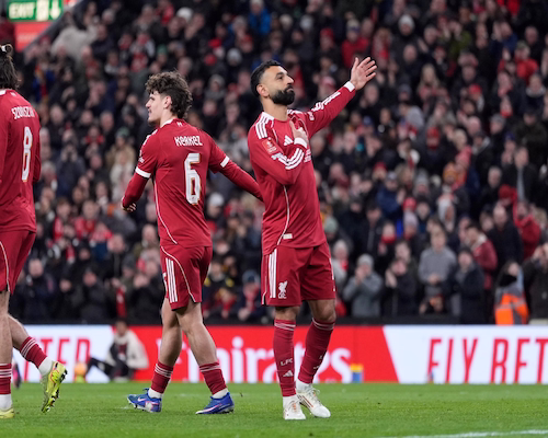 Mohamed Salah celebra un gol con el brazo extendido durante el partido de Liverpool ante Brighton por la FA Cup en Anfield.