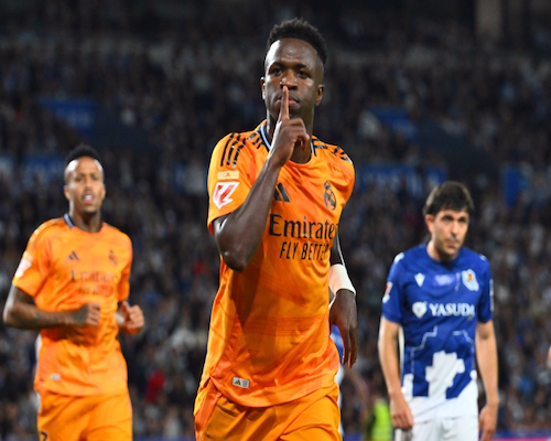 Vinícius Júnior celebra su gol para Real Madrid haciendo el gesto de silencio ante los hinchas de la Real Sociedad