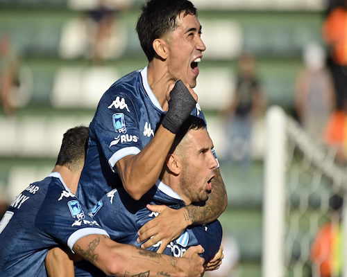 Jugadores de Racing Club festejan un gol abrazados durante el partido ante Banfield en el estadio Florencio Sola