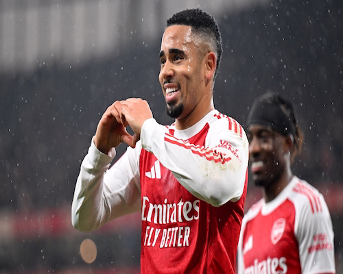 Gabriel Jesus celebra un gol con Arsenal formando un corazón con sus manos