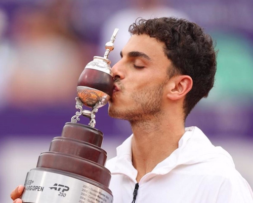 Francisco Cerúndolo besa el trofeo tras consagrarse campeón del Argentina Open