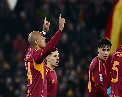 Donyel Malen celebra uno de sus goles con Roma ante Napoli por la Serie A levantando los brazos.