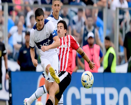 Jugador de Gimnasia disputa el balón con un futbolista de Estudiantes durante el clásico platense por el Torneo Apertura 2026.