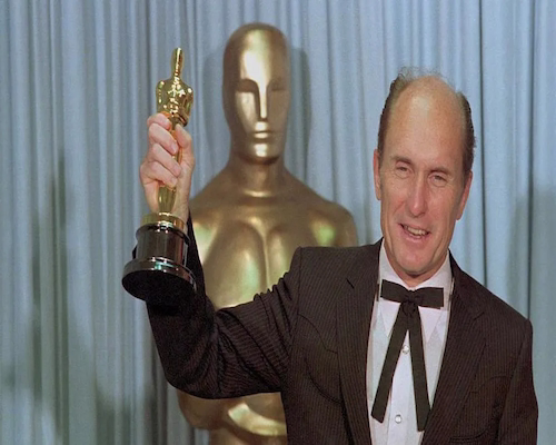 Robert Duvall sostiene la estatuilla del Oscar durante la ceremonia de premiación