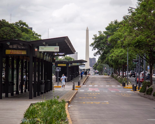 Paradas de Metrobús casi vacías sobre la avenida 9 de Julio con el Obelisco al fondo durante una jornada de paro