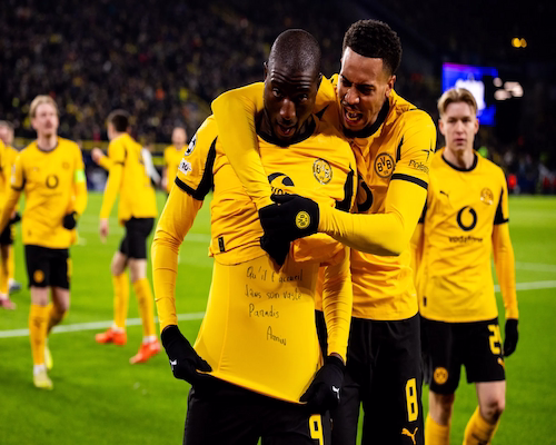 Serhou Guirassy celebra su gol con Maximilian Beier en la victoria de Borussia Dortmund ante Atalanta por la Champions League