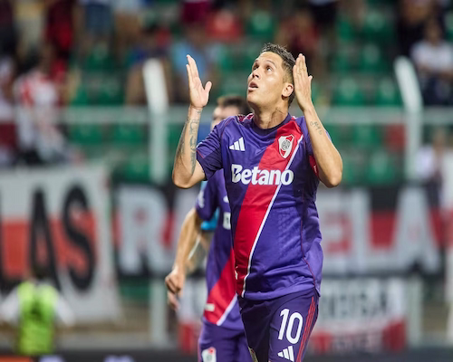 Juan Fernando Quintero celebra su gol de penal con la camiseta de River Plate durante un partido de la Copa Argentina.