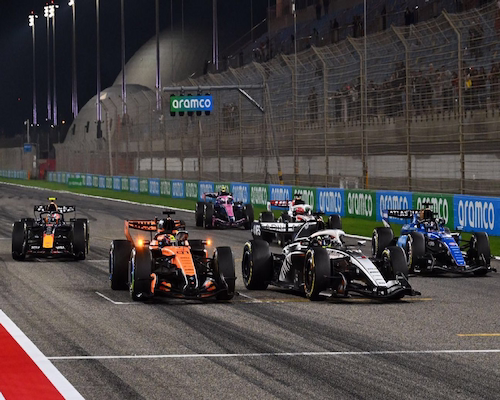Monoplazas de Fórmula 1 en plena acción durante una sesión nocturna de pruebas en el Circuito Internacional de Bahréin.
