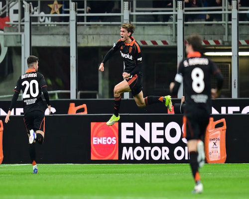 Futbolista del Milan celebra un gol saltando en el aire durante el partido ante Como en San Siro.