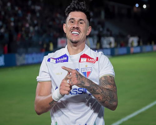 Adam Bareiro sonríe y forma una “T” con los dedos en dedicatoria a su hijo Thiago