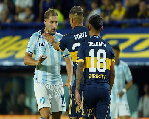 Jugador de Boca discute con futbolista de Racing durante el clásico en la Bombonera