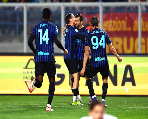 Henrikh Mkhitaryan celebra su gol con sus compañeros del Inter durante el partido ante Lecce por la Serie A