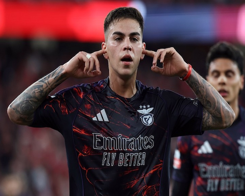 Enzo Barrenechea festeja su gol con Benfica tapándose los oídos con los dedos en el Estádio da Luz.