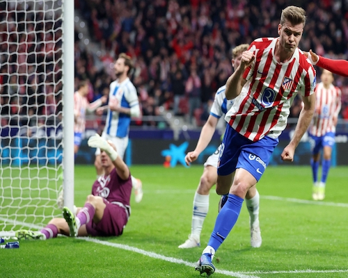 Alexander Sorloth celebra uno de sus goles con Atlético de Madrid ante Espanyol mientras el arquero queda vencido junto al arco