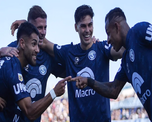 Jugadores de Independiente Rivadavia celebran uno de los goles ante Independiente en Mendoza