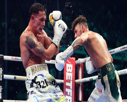 Leigh Wood y Josh Warrington intercambiando golpes durante la revancha de peso superpluma