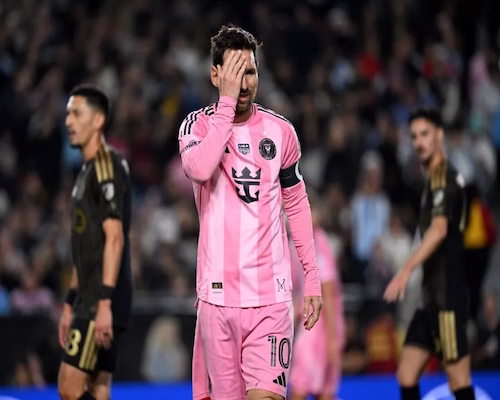 Lionel Messi llorando y llevándose la mano al rostro durante el partido de Inter de Miami contra Los Angeles FC