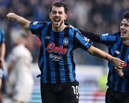 Lazar Samardzic celebra con los brazos abiertos tras marcar su gol para Atalanta ante Napoli por la fecha 26 de la Serie A.