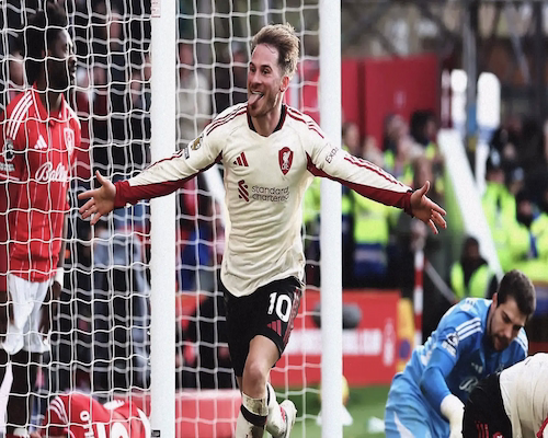 Alexis Mac Allister celebra su gol con los brazos abiertos y sacando la lengua durante el partido ante Nottingham Forest.