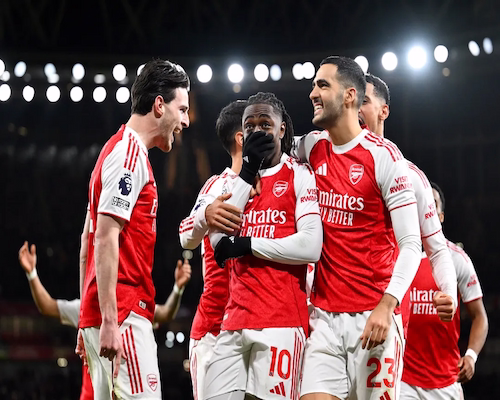 Eberechi Eze celebra su gol para Arsenal tapándose la boca con la mano durante el clásico ante Tottenham.