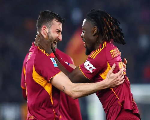 Bryan Cristante y Evan N’Dicka se abrazan y celebran un gol de la Roma durante el partido ante Cremonese por la Serie A.