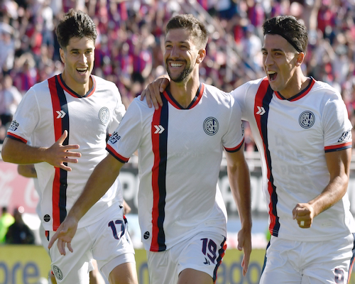 Jugadores de San Lorenzo celebran un gol abrazados durante el partido ante Estudiantes de Río Cuarto por la Liga Profesional.