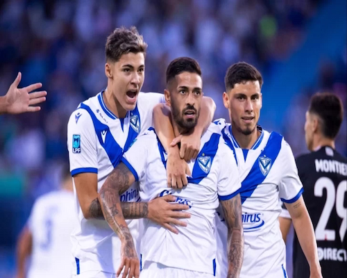 Jugadores de Vélez Sarsfield celebran un gol abrazados durante el partido ante River Plate por la Liga Profesional.