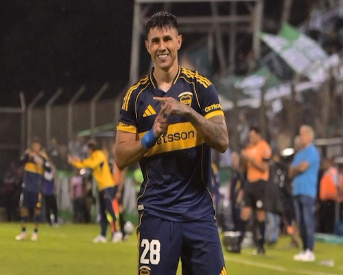 Adam Bareiro celebra su gol para Boca formando una “T” con los dedos en homenaje a su hijo Thiago.