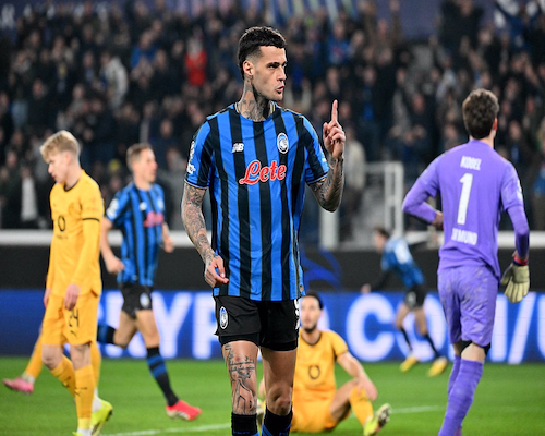 Gianluca Scamacca celebra su gol con la camiseta de Atalanta ante Borussia Dortmund por la Champions League