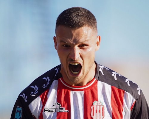 Facundo Bruera grita su gol con la camiseta de Barracas Central durante el partido ante Tigre