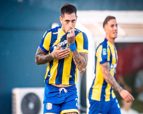 Gastón Ávila besa el escudo de Rosario Central tras marcar un gol ante Gimnasia La Plata