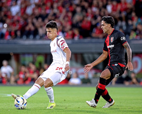 Jugador de Estudiantes controla el balón ante la marca de un futbolista de Newell’s durante el partido en Rosario.