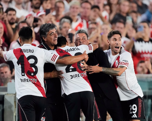 Jugadores de River Plate se abrazan con Marcelo Gallardo y Matías Bizcay tras un gol ante Banfield