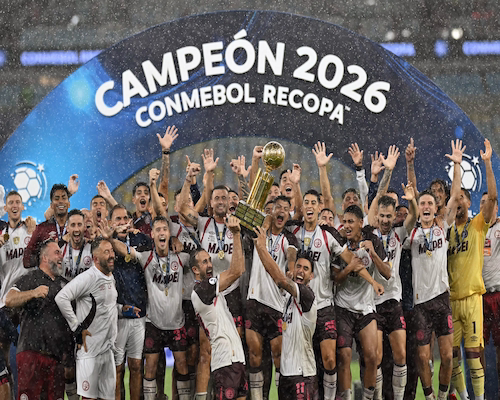 Plantel de Lanús levanta el trofeo bajo la lluvia tras consagrarse campeón de la Recopa Sudamericana 2026