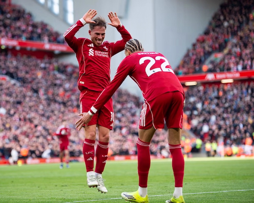 Alexis Mac Allister y Hugo Ekitike celebran un gol de Liverpool ante West Ham en Anfield por la Premier League.
