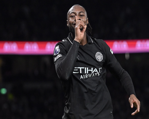 Semenyo celebra su gol para Manchester City ante Leeds United con un gesto de silencio hacia la tribuna en Elland Road
