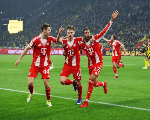 Joshua Kimmich celebra su gol con sus compañeros del FC Bayern München ante Borussia Dortmund por la Fecha 24 de la Bundesliga