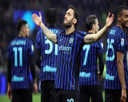 Hakan Calhanoglu celebra su gol de penal con los brazos extendidos durante el partido ante Genoa por la Serie A