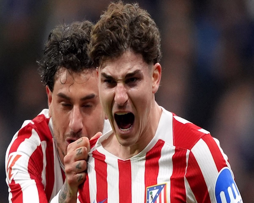 Julián Álvarez celebra con un grito de desahogo tras convertir el gol del triunfo de Atlético de Madrid ante Real Oviedo