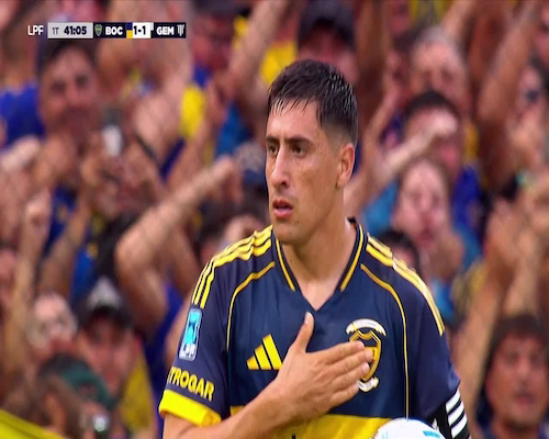 Miguel Merentiel festeja su gol ante Gimnasia Mendoza tocándose el pecho en La Bombonera