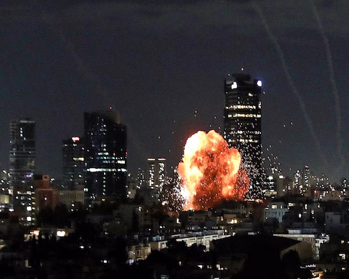 Una gran explosión se registró en el centro de Tel Aviv tras el lanzamiento de un misil desde Irán